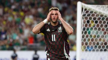 GLENDALE, ARIZONA - JUNE 30: Santiago Gimenez of Mexico reacts in the second half during the CONMEBOL Copa America 2024 Group D match between Mexico and Ecuador at State Farm Stadium on June 30, 2024 in Glendale, Arizona.   Steph Chambers/Getty Images/AFP (Photo by Steph Chambers / GETTY IMAGES NORTH AMERICA / Getty Images via AFP)