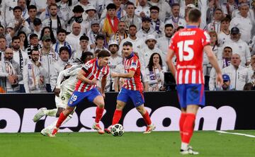 1-1. Julin ?lvarez se zafa de Eduardo Camavinga en el lateral izquierdo, se mete en rea blanca y con la pierna derecha, dispara al palo largo de Thibaut Courtois para poner la igualada en el marcador.