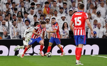 1-1. Julián Álvarez se zafa de Eduardo Camavinga en el lateral izquierdo, se mete en área blanca y con la pierna derecha, dispara al palo largo de Thibaut Courtois para poner la igualada en el marcador.