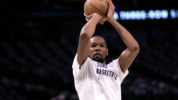 DALLAS, TX - FEBRUARY 22: Kevin Durant #35 of the Phoenix Suns warms up before the game against the Dallas Mavericks at American Airlines Center on February 22, 2024 in Dallas, Texas. NOTE TO USER: User expressly acknowledges and agrees that, by downloading and or using this photograph, User is consenting to the terms and conditions of the Getty Images License Agreement.   Ron Jenkins/Getty Images/AFP (Photo by Ron Jenkins / GETTY IMAGES NORTH AMERICA / Getty Images via AFP)