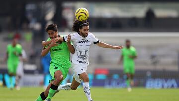 MEX5954. CIUDAD DE MÉXICO (MÉXICO), 14/01/2024.- José Abella (i), de FC Juárez, disputa el balón con César Huerta (d), de Pumas, hoy, durante un partido por la primera jornada del torneo Clausura 2024 de la Liga MX del fútbol mexicano, en el estadio Olímpico Universitario de la Ciudad de México (México). EFE/ Alex Cruz