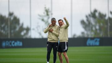 Carlos Carvalhal, entrenador del Celta, bromea junto a su ayudante Joao Mario Ferreira.