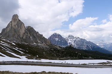 
Unas Tre Cime di Lavaredo que presenciaron una de las mayores exhibiciones de la carrera de Eddy Merckx en 1968 y donde el belga también tuvo que sufrir en la edición de 1974, año en el que el español José Manuel Fuente logró conquistar la cima. Lucho Herrera (1989), Vincenzo Nibali, que cimentó gran parte de su victoria final en 2013; y Santiago Buitrago (2023) también lograron alzar los brazos en la postal más icónica de los Dolomitas.