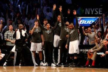 El banquillo de los Brooklyn Nets celebran un triple.