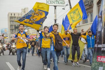 ¡La Macroplaza se pintó de amarillo y azul para recibir a Tigres!