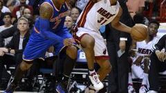 El jugador de los Heat de Miami Shane Battier (d) disputa el bal&oacute;n con Carmelo Anthony (i) de los Knicks de Nueva York 