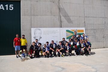 Carlos Solla (primero por la izquierda) y los Lions posan con el mural recordando a Nelson Mandela que inspira a los jugadores de la Escuela Madiba.