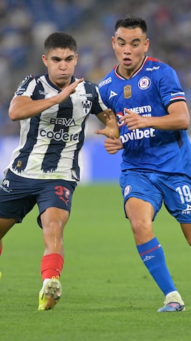 AME2724. GUADALUPE (MÉXICO), 10/03/2026.- Cristian Reyes (i) de Monterrey disputa el balón con Carlos Rodríguez (d) de Cruz Azul este martes, en el partido de ida de octavos de final de la Copa de Campeones de CONCACAF en el estadio BBVA, Guadalupe (México). EFE/Miguel Sierra