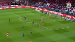 El incómodo cabezazo que Castillo no pudo concretar en Benfica