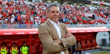 El ex DT de Deportivo Cali e Independiente destaca por su propuesta ofensiva e intensidad para recuperar el balón. Hoy está sin trabajo.