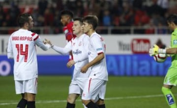 4-0. Denis Suárez celebró el cuarto gol con sus compañeros.