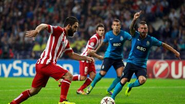 Arda Turan se prepara para chutar y marcar el 1-2 en el Oporto-Atlético (2013-14)