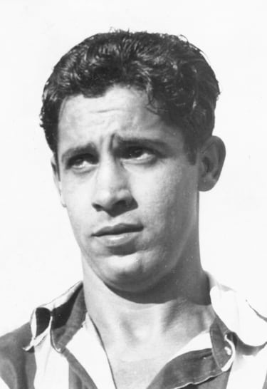 El centrocampista grancanario defendió la camiseta del Atlético de Madrid desde 1949 hasta 1958, en total jugó 167 partidos en los que marcó 3 goles. Militó en las filas del Real Oviedo entre 1958 y 1960, jugó 20 encuentros. 