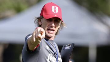 Handout picture released by the Peruvian Football Federation (FPF in Spanish) showing the coach of the Peruvian national football team, Argentine Ricardo Gareca, conducting a training session at the Sawgrass Grand Hotel in Miami, US, on March 20, 2018.
 P