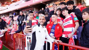 Stoichkov se fotografía con los aficionados del Granada.