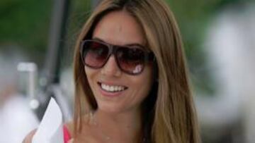 <b>¡La señora Button es del Atleti!. </b>Ahí está, de rojiblanco: rojo el vestido, blanca su magnífica dentadura y el fax que mandó por la mañana a Tomás Ujfalusi deseándole suerte... ¡y el checo lo bordó! Sí, ella es Jessica Michibata, la señora del piloto/corredor Button que se pasó por Kuala Lumpur y se paró hasta la lluvia. Normal. ¡Auuuggh!