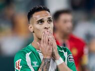 SEVILLA, 02/11/2025.- El centrocampista brasileño del Real Betis Antony dos Santos se lamenta durante el partido de la jornada 11 de LaLiga que Real Betis y RCD Mallorca disputan este domingo en el estadio de La Cartuja, en Sevilla. EFE/José Manuel Vidal