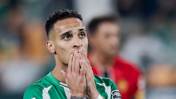 SEVILLA, 02/11/2025.- El centrocampista brasileño del Real Betis Antony dos Santos se lamenta durante el partido de la jornada 11 de LaLiga que Real Betis y RCD Mallorca disputan este domingo en el estadio de La Cartuja, en Sevilla. EFE/José Manuel Vidal