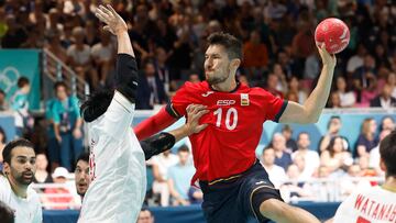 Alex Dujshebaev lanza ante la defensa rival en los Juegos de París.