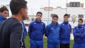 <b>COMUNICACIÓN. </b>El técnico Sergio Lobera se dirige a sus jugadores antes del inicio de la sesión de entrenamiento del pasado lunes, que desarrolló el San Roque de Lepe en el estadio Municipal.