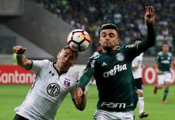 Soccer Football - Copa Libertadores - Palmeiras v Colo Colo - Allianz Parque, Sao Paulo, Brazil - October 3, 2018   Palmeiras' Victor Luis in action with Colo Colo's Oscar Opazo       REUTERS/Paulo Whitaker