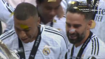 Mbappé's joyful moment: watch his ecstatic face as he lifts the Super Cup trophy