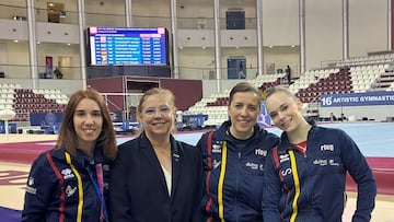 Laura Casabuena y su equipo técnico en la Copa del Mundo de Doha.