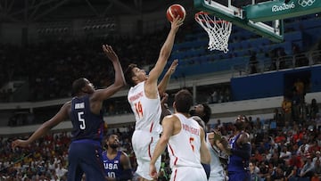 Willy Hernangómez entra a canasta ante la defensa de Kevin Durant durante las semifinales de los pasados Juegos Olímpicos.