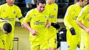 <b>LESIONADO.</b> Santi Carzorla acabó el encuentro ante el Almería con una sobrecarga por el esfuerzo hecho.fue uno de los mejores en el encuentro ante el Almería.