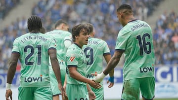 OVIEDO, 04/10/2025.- El centrocampista del Levante Carlos Alvarez celebra con sus compañeros el gol marcado ante el Real Oviedo durante el partido de LaLiga EA Sports disputado por ambos equipos este sábado en el Estadio Carlos Tartiere de Oviedo. EFE/ Paco Paredes