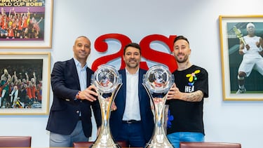 Antonio Vadillo (entrenador), José Tirado (director general) y el veterano internacional Mario Rivillos posan en la redacción de AS con las dos copas de la Champions League.
