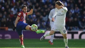 Koke y Modric pelean por el balón.