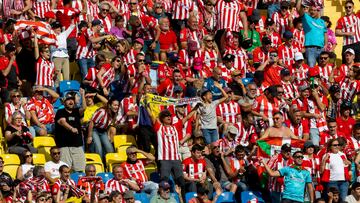 LAS PALMAS DE GRAN CANARIA, 10/03/2024.- Los seguidores del Athletic celebran el gol en propia puerta anotado por el defensa central de la UD Las Palmas Saúl Coco durante un partido correspondiente a la jornada 28 en LaLiga EA Sports disputado este domingo entre la UD Las Palmas y el Athletic Club en el estadio de Gran Canaria en Las Palmas de Gran Canaria. EFE/ Quique Curbelo
