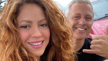 Shakira y Dani Garc&iacute;a hacen el shaka con la mano mirando a c&aacute;mara tras una sesi&oacute;n de surf en Cantabria. 