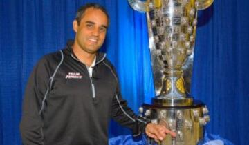 El piloto bogotano celebra su segunda distinción dentro del Trofeo Borg-Warner durante un evento en el museo del Indianapolis Motor Speedway.