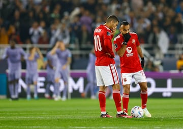 Mohamed Sherif y Afsha hablan entre ellos mientras los jugadores madridistas celebran el 0-2, obra de Fede Valverde.