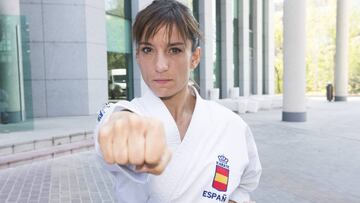 La karateka talaverana Sandra S&aacute;nchez posa para AS en el acto en La Liga junto al karateka malague&ntilde;o Dami&aacute;n Quintero.