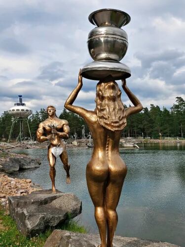 Un jubilado de 77 años se pone a cavar un lago en su patio y crea un lugar único: “Utilicé 2.000 herraduras”