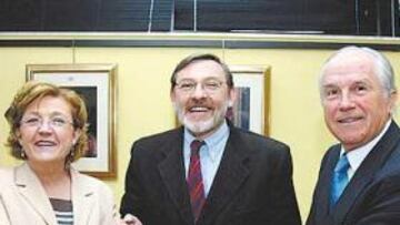 <b>LOS TRES PROTAGONISTAS</B>. De izquierda a derecha, Carmen Caffarel, directora general de RTVE; Jaime Lissavetzky, secretario de Estado para el Deporte, y José María Echevarría, presidente del Comité Olímpico Español, se saludan amistosamente ayer a mediodía tras firmar en el Consejo el plan ADO para los Juegos de Pekín 2008.