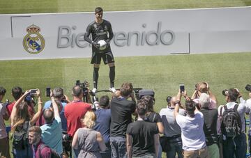 El 9 de agosto de 2018 el portero belga fue presentado tras protagonizar uno de los culebrones del verano. Lleg¨® al Madrid por 35 millones de euros y firm¨® un contrato por seis a?os.