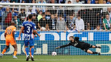 VITORIA, 02/09/2023.- El guardameta georgiano del Valencia, Giorgi Mamardashvili (d), intenta detener el balón durante el encuentro correspondiente a la cuarta jornada de primera división que disputan hoy sábado frente al Alavés en el estadio de Mendizorroza, en Vitoria. EFE / Luis Tejido.