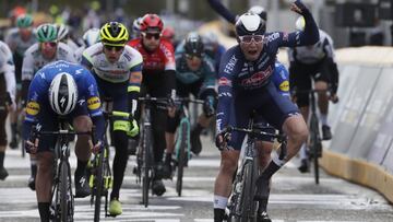 Schoten (Belgium), 07/04/2021.- Belgian rider Jasper Philipsen (R) of Alpecin-Fenix team wins the Scheldeprijs cycling race over 194 km in Schoten, Belgium, 07 April 2021. (Ciclismo, Bélgica) EFE/EPA/STEPHANIE LECOCQ