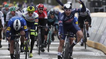 Schoten (Belgium), 07/04/2021.- Belgian rider Jasper Philipsen (R) of Alpecin-Fenix team wins the Scheldeprijs cycling race over 194 km in Schoten, Belgium, 07 April 2021. (Ciclismo, B&eacute;lgica) EFE/EPA/STEPHANIE LECOCQ