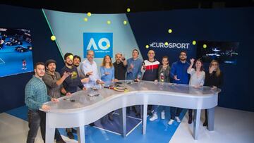 El equipo de 'Pasando Bolas' lanza pelotas al aire en el plató de Eurosport en Madrid.