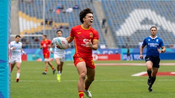 Cosculluela corre bajo palos para anotar un ensayo.