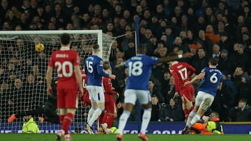 Soccer Football - Premier League - Everton v Liverpool - Goodison Park, Liverpool, Britain - February 12, 2025 Everton's James Tarkowski scores their second goal past Liverpool's Alisson Becker REUTERS/Phil Noble EDITORIAL USE ONLY. NO USE WITH UNAUTHORIZED AUDIO, VIDEO, DATA, FIXTURE LISTS, CLUB/LEAGUE LOGOS OR 'LIVE' SERVICES. ONLINE IN-MATCH USE LIMITED TO 120 IMAGES, NO VIDEO EMULATION. NO USE IN BETTING, GAMES OR SINGLE CLUB/LEAGUE/PLAYER PUBLICATIONS. PLEASE CONTACT YOUR ACCOUNT REPRESENTATIVE FOR FURTHER DETAILS..