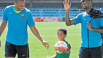 <b>TAN AMIGOS. </b>Henry bromea con el hijo de Etoo, en el entrenamiento de ayer en el Miniestadi.