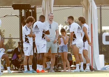 Bale charla con algunos jugadores del Real Madrid. 