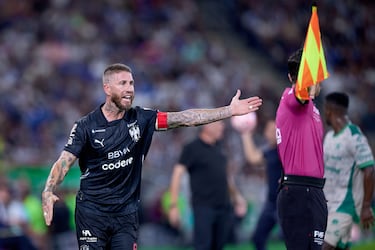 Sergio Ramos se fastidia en México