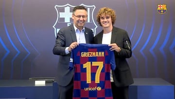 Barcelona presented their new striker at the Camp Nou